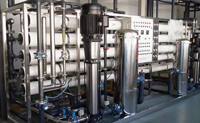 半导体超纯水设备是应用于半导体生产零件清洗的超纯水设备，需要符合特定的用水水质标准,半导体超纯水设备出水水质要符合美国ASTM纯水水质标准、我国电子工业电子级水质技术标准18MΩ.cm以上