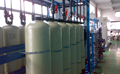 抛光混床的树脂是不能再生重复使用的。抛光混床又称一次性混床一般情况用在工艺末端，用来更进一步提高产水水质。为获得电子、医药或其他行业用电导率0.055μS/cm（电阻率18.2 MΩ·cm）的理论纯水，在普通混床或EDI净水设备后，通?；棺吧枧坠饣齑步凶钪盏木怼? width=