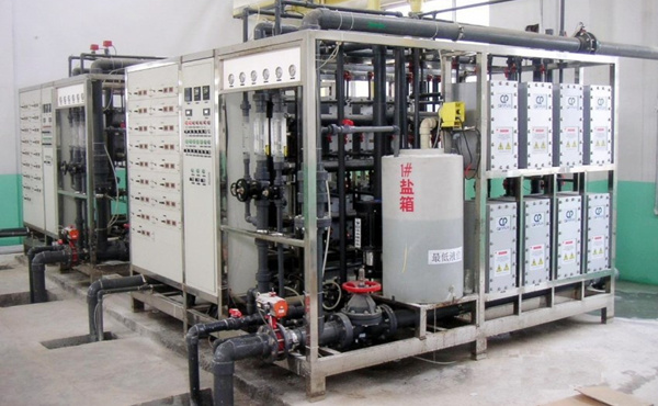 通过独特的设计，使进水通过填充有可再生树脂的淡水室，使水中杂质离子被树脂吸附，从而得到纯化水。而树脂在直流电场裂解水的作用下得到无污染的再生，因此保持活性。而释放的杂质离子将在直流电场的作用下，定向移动，通过离子选择膜进入浓水室被浓水带走。