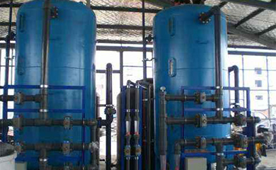 混床是指水依次通过装有氢型阳离子交换树脂的阳床和装有氢氧型阴离子交换树脂的阴床的系统。氢型阳交换床用于除去水中的阳离子；氢氧型阴离子交换床用于除去水中的阴离子。通过复床可将水中的种矿物盐基本除去。为了获取较好的除盐效果，阳床内装载强酸阳离子交换树脂，阴床一般内装载强碱阴离子交换树脂?；齑惨卜治迥谕皆偕? width=