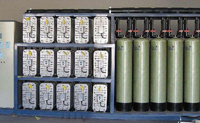 半导体、集成电路芯片及封装、液晶显示、高精度线路板、光电器件、各种电子器件、微电子工业、大规模、超大规模集成电路需用大量的纯水、高纯水、超纯水清洗半成品、成品。集成电路的集成度越高，线宽越窄，对水质的要求也越高。目前我国电子工业部把电子级水质技术分为五个行业等级，分别为18MΩ.cm、15MΩ.cm、10MΩ.cm、2MΩ.c