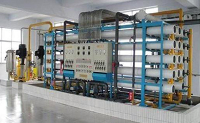       反渗透是最精密的膜法液体分离技术，在进水(浓溶液)侧施加操作压力以克服自然渗透压，当高于自然渗透压的操作压力离加于浓溶液侧时水分子自然渗透的流动方向就会逆转，进水(浓溶液)中的水分子部份通过反渗透膜成为稀溶液侧的净化产水;反渗透设备能阻挡所有溶解性盐及分子量大于100的有机物，但允许水分子透过，反渗透复合膜脱盐