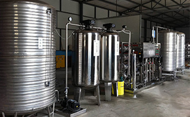 反渗透是一种现代新型的纯净水处理技术。通过反渗透元件来提高水质的纯净度，清除水中含有的杂质和盐。我们日常所引用的纯水或超纯水都是经过反渗透设备处理的，水质几乎不导电。