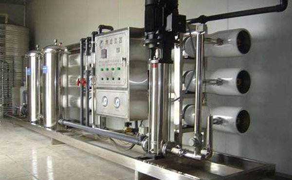 纸工业是与国民经济发展息息相关的重要产业，还是一个工艺复杂资源消耗量大产生污染物多的工业，所以在水质上不能忽视。需要采用工业纯水设备，根据需求采用一级工业纯水设备和二级工业纯水设备制取的纯水来生产。