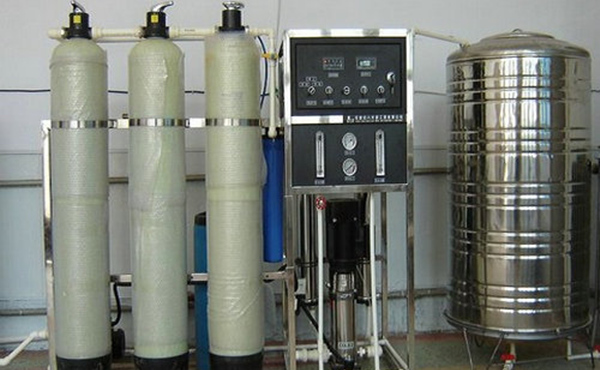 电子工业生产或者配件清洗需用到纯水，水质的高低也会影响生产。电子工业的高速发展表明一个国家的高新技术产业有了长足进步，我国几十年来特别是进入新世纪以来电子行业的有了稳定快速的发展。电子工业包括半导体、芯片、线路板等，这些与人们的现在的生活密切相关。