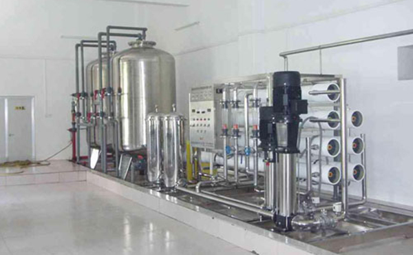 日用化妆品纯水设备采用反渗透过滤技术,反渗透RO技术是当今先进和有效的除盐技术。其原理是在压力的作用下，水分子透过反渗透膜成为纯水，水中的杂质被反渗透膜截留排出。