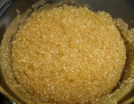 混床树脂就是把一定比例的阳、阴离子交换树脂混合装填于同一交换装置中，对流体中的离子进行交换、脱除。