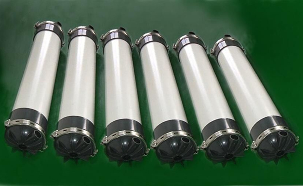 超滤膜，是一种孔径规格一致，额定孔径范围为0.001-0.02微米的微孔过滤膜。在膜的一侧施以适当压力，就能筛出小于孔径的溶质分子，以分离分子量大于500道尔顿、粒径大于2～20纳米的颗粒。超滤膜是最早开发的高分子分离膜之一，在60年代超滤装置就实现了工业化。