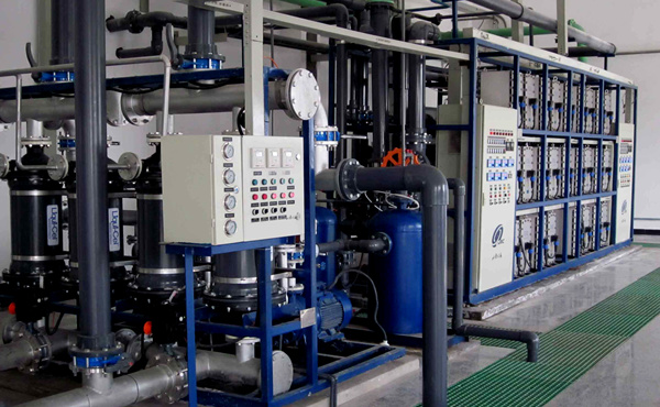 传统的离子交换系统，去除水中的阴离子和阳离子，但水中仍然存在可溶性的有机物，可以污染离子交换柱从而降低其功效。现在主要采用反渗透+混床或反渗透+EDI的制取工艺。超纯水设备是集于超滤，微滤，吸附，杀菌等技术的设备?？梢园炎岳此克纳璞?。