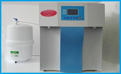 宏森环保实验室去离子水机设备采用先进的反渗透技术，通过反渗透膜的优化可以去除98%左右的离子，然后再由树脂进行脱盐，以保证出水的稳定，满足客户需求。