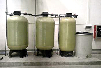       顾名思义即降低水的硬度。软化水系统包括三部分，即离子交换部分、盐再生部分和控制部分。离子交换技术是软化系统的工作原理，它的主体是离子交换树脂，由于水的硬度主要由钙、镁形成及表示，故一般采用阳离子交换树脂，将水中的Ca2+、Mg2+（形成水垢的主要成份）置换出来，随着树脂内Ca2+、Mg2+的增加，树脂去除Ca2+、Mg2+的效能逐渐降