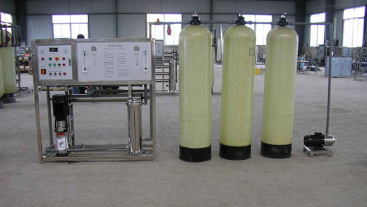 软化水系统包括三部分，即离子交换部分、盐再生部分和控制部分。离子交换技术是软化系统的工作原理，它的主体是离子交换树脂，由于水的硬度主要由钙、镁形成及表示，故一般采用阳离子交换树脂，将水中的Ca2+、Mg2+（形成水垢的主要成份）置换出来，随着树脂内Ca2+、Mg2+的增加，树脂去除Ca2+、Mg2+的效能逐渐降低。