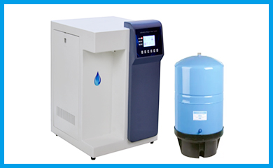 实验室超纯水机有着彩色的液晶显示器和独有的多行显示系统，设备操作简单；设备的主机连接着微电脑控制系统，有着自动检测修复功能；一机能同时制备取用超纯水和纯化水，实验、分析、科研等各类清洗均可满足；该实验室超纯水设备具有具备开机自检、缺水保护报警、停电自动复位、纯水桶满水后自动停机、超低压?；?、RO自动冲洗功能....