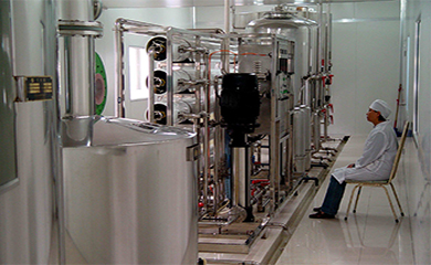       医院医疗用水标准高，要符合中国药典2010版本和GMP的认证要求。采用的反渗透设备，EDI现在公认的最新技术。有针对性的设计出一套制药针剂用纯化水装置，这套装置的适用范围广泛，例如，医药纯化水设备，医院透析用纯化水设备等。材质选用的都是国内外知名的品牌。