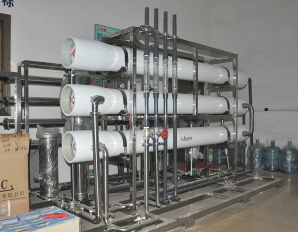       制药行业纯化水装置，出水的水质符合美国GMP的认证，设备运行起来安全可靠，设备运行费用低。作为权威的纯化水设备厂家，多年的生产经验，良好的口碑和信誉，都成了很多用户选择我公司的原因。