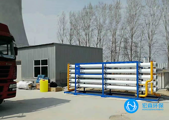 造纸工业废水主要来源于分制浆和抄纸两个生产过程。制浆产生的废水，污染为严重，洗浆时排出废水呈黑褐色，其中污染物浓度很高，BOD高达5～40 g/L，含有大量纤维、无机盐、色素和大量的酸碱物质。抄纸机排出的废水，其中含有大量纤维和在生产过程中添加的填料和胶料。同时造纸过程中还需要加入一些必要的化学助剂，加重了对水体的污染造纸污