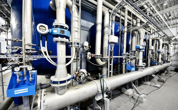 电厂冷却循环水系统简介<br />
1.电厂冷却循环水系统是电力生产的核心配套系统，主要为凝汽器、发电机、变压器及锅炉辅机等关键设备提供冷却服务，是保障机组高效稳定运行、避免设备